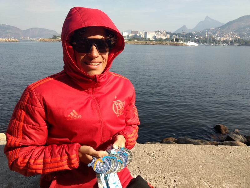 Lincoln com as medalhas conquistadas no Campeonato Estadual de Inverno, no Rio de Janeiro (Foto: Acervo pessoal)