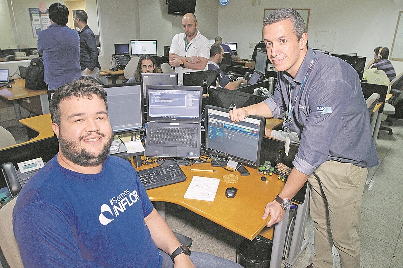 Cursando Sistema de Informação no 6º período, o analista desenvolvedor/programador Lucas Rossoni, 32 anos, foi contratado em 2015 (Foto: Beto Morais/AT)