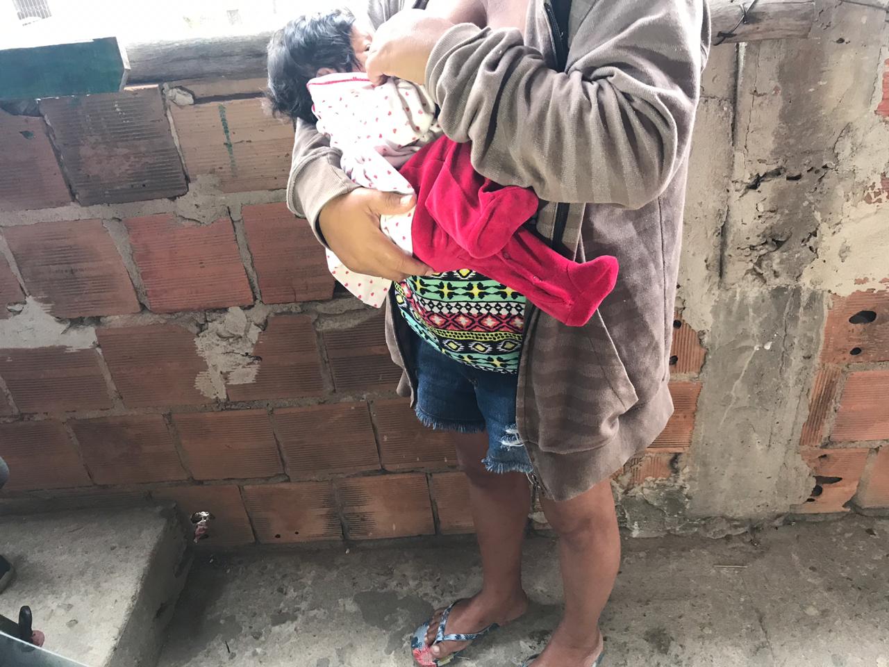 Lucimara está com a filha de dois meses após a filha ter sido feita de refém (Foto: Bruna Maria/TV Tribuna)