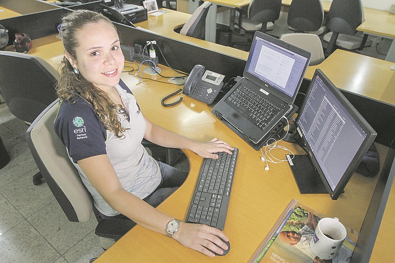 Ludmilla Dias de Oliveira cursa o 9º período de Engenharia da Computação (Foto: Beto Morais/AT)