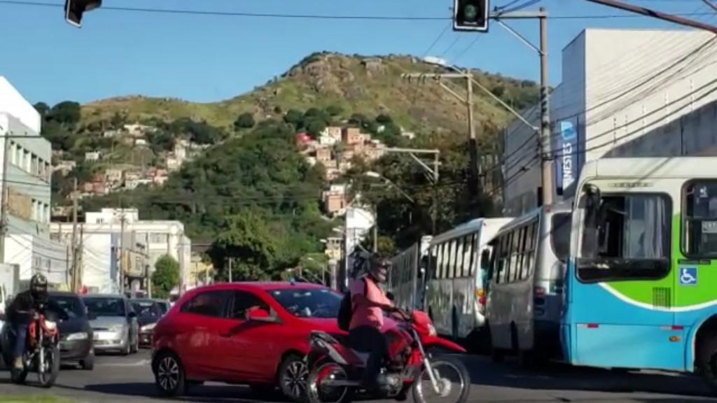 Coletivos parados na avenida Vitória (Foto: Suzy Faria/ TV Tribuna)