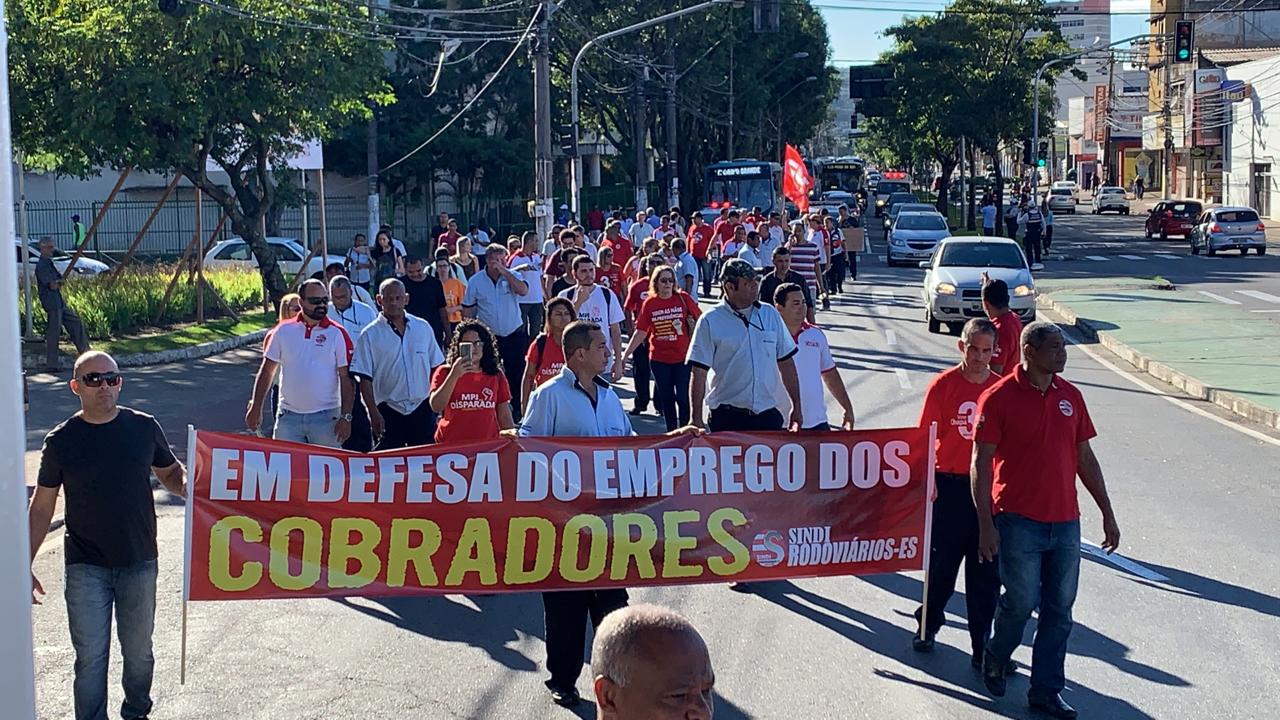 Motoristas e cobradores ligados ao Sindirodoviários-ES fizeram uma manifestação na segunda (Foto: Kadidja Fernandes/ AT/ 01/07/19)