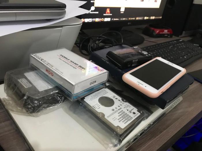 Material apreendido em operação de combate à pornografia infantil no Rio Grande do Sul (Foto: Polícia Civil / Divulgação)