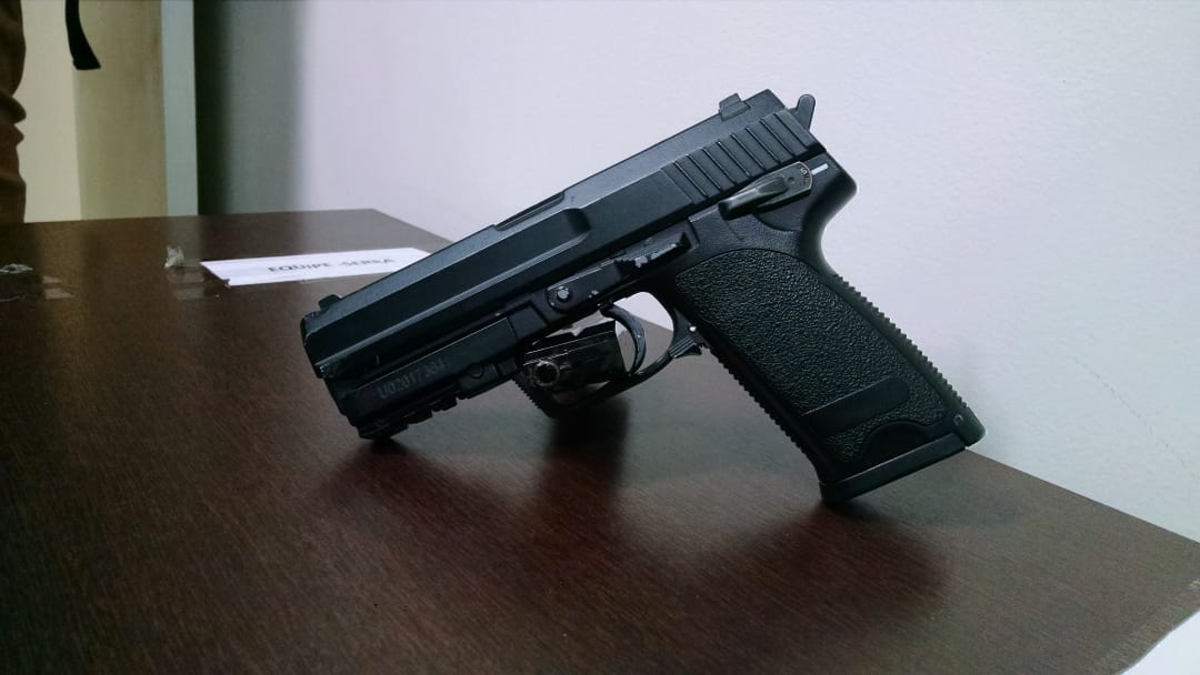 Réplica de arma de fogo usada pelo suspeito (Foto: Júlia Afonso)
