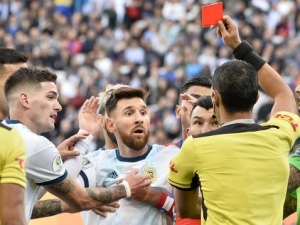 Messi foi expulso no jogo deste sábado (Foto: Marcos Ribolli)