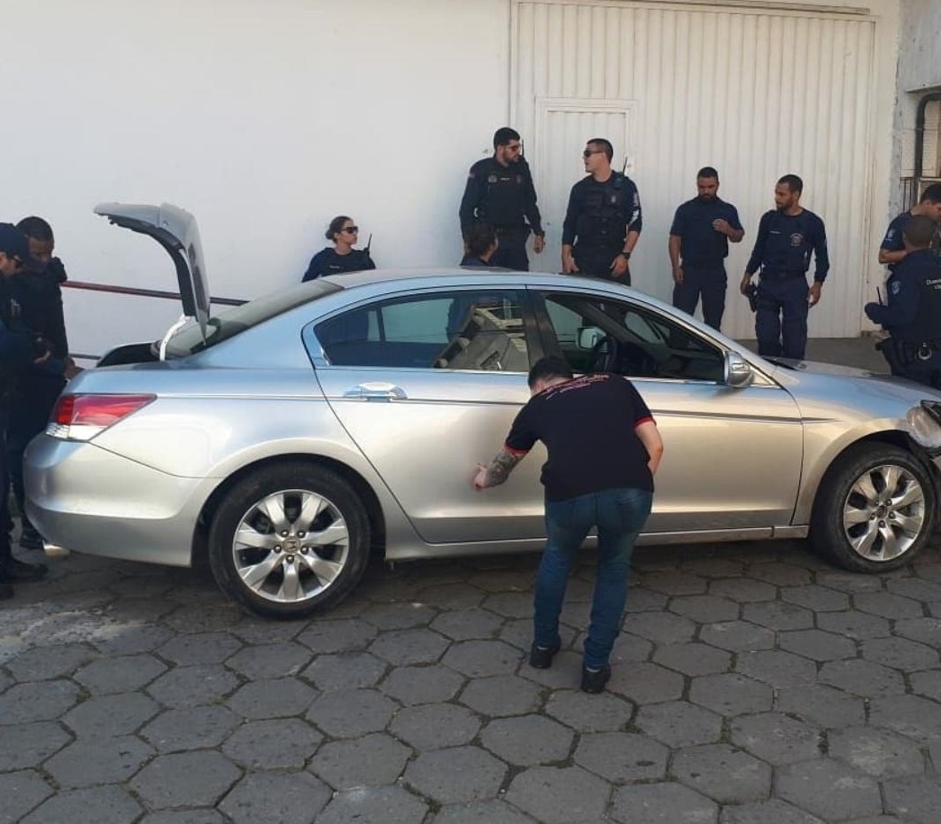 O carro, um Honda Accord, foi localizado minutos depois da perseguição (Foto: Divulgação/GuardaVV)