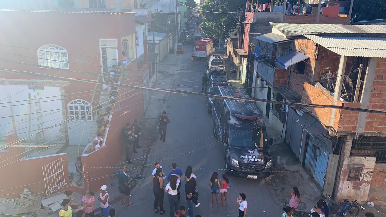 Movimentação nas proximidades da casa onde a criança foi mantida refém. (Foto: Kadidja Fernandes/AT)
