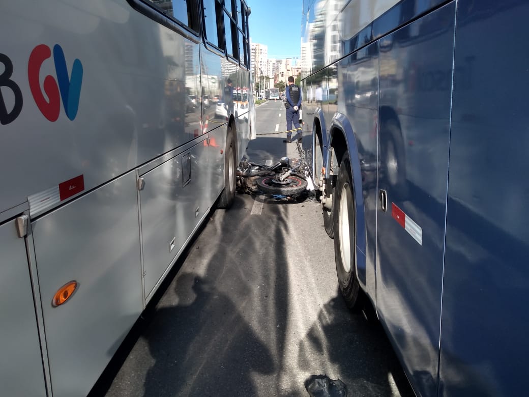 Moto em que vítima estava ficou entre os dois ônibus (Foto: Fábio Nunes/ AT/ 02/07/19)