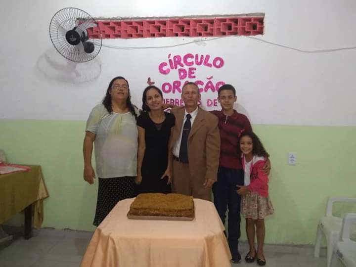 Ana Lúcia (primeira à esquerda) com familiares (Foto: Acervo familiar)