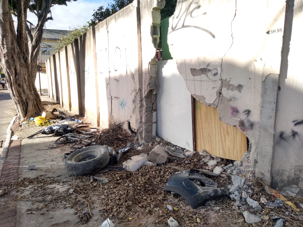 Muro da escola destruído após ser atingido por carro (Foto: Fábio Nunes/ AT/ 09/07/19)