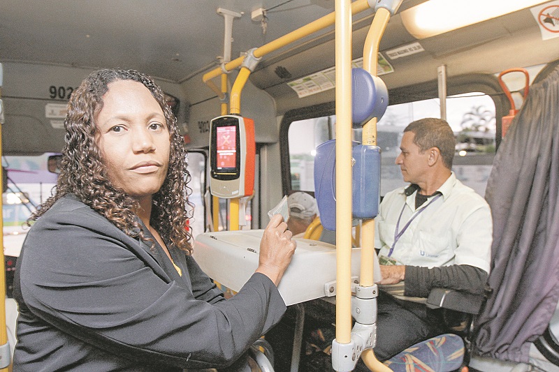 Nágila Moreira, que trabalha em Vitória e mora na Serra, comemora: “Se conseguir pagar só uma passagem, será ótimo” (Foto: Kadidja Fernandes/AT)