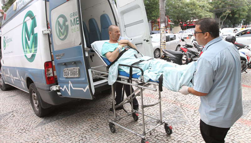 Tripulante de navio no momento em que foi levado para hospital de Vila Velha (Foto: Beto Morais / AT)
