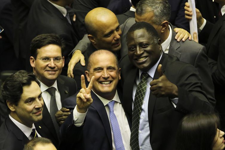 O ministro da Casa Civil, Onyx Lorenzoni, e o deputado federal Hélio Bolsonaro, durante a sessão de discussão da proposta de emenda à Constituição (PEC) que reforma a Previdência (Foto: Fabio Rodrigues Pozzebom/ Agência Brasil)