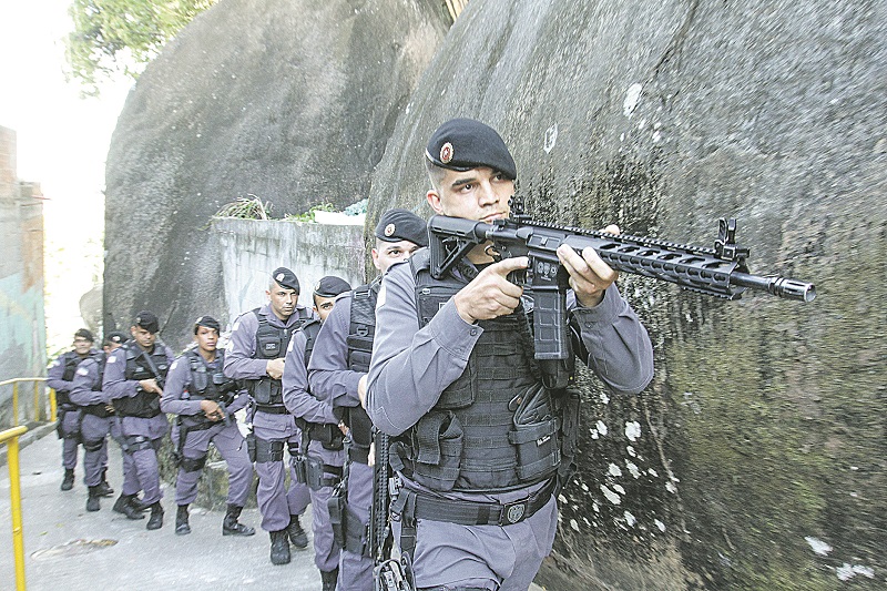 Operação da Polícia Militar no Morro da Piedade, em Vitória, para prender traficantes e assaltantes, foi uma das 21.646 operações da PM no Estado (Foto: Beto Morais/AT)