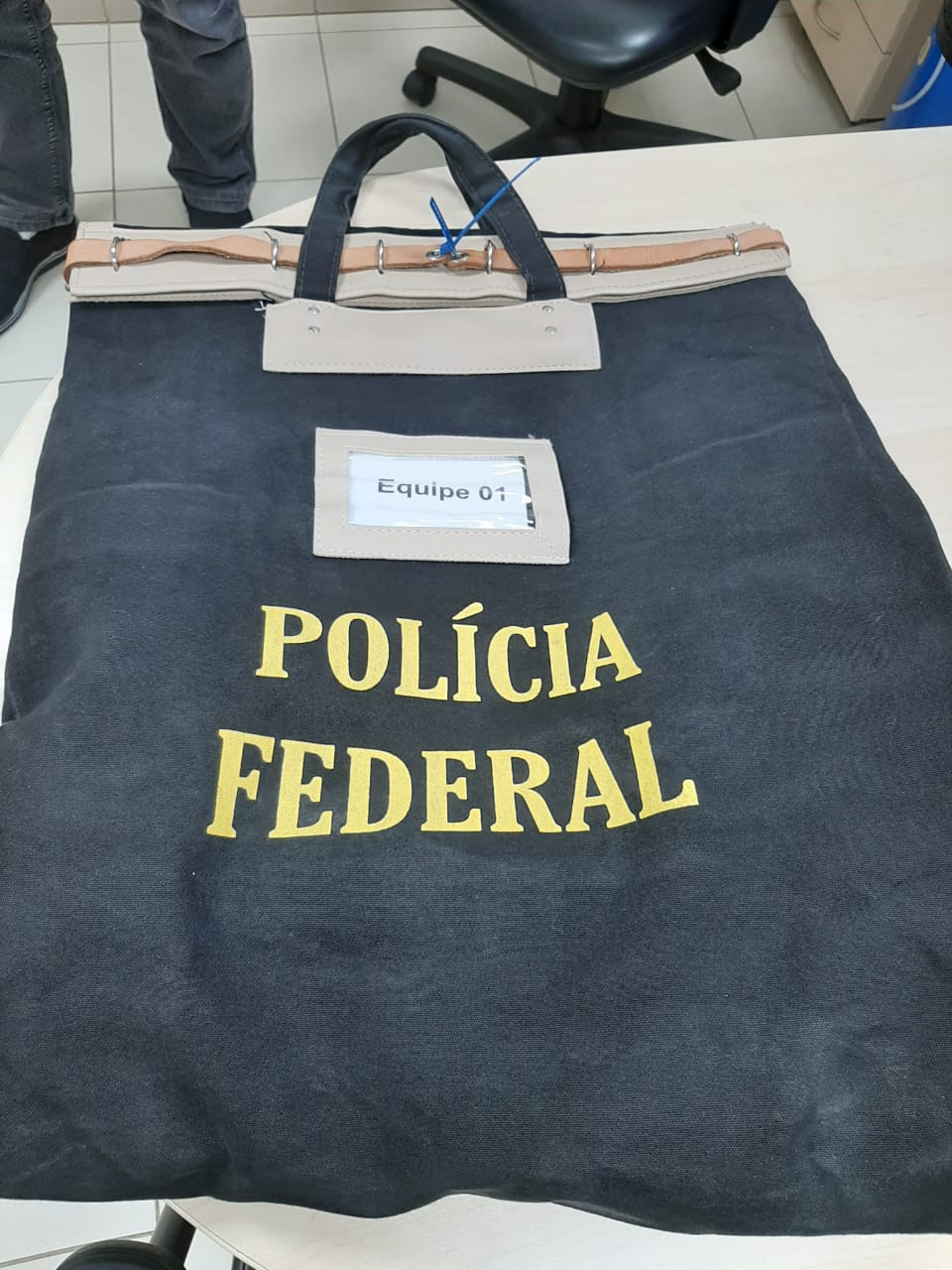 Durante a operação, foram cumpridos dois mandados de busca e apreensão em Vitória (Foto: Divulgação/Polícia Federal)