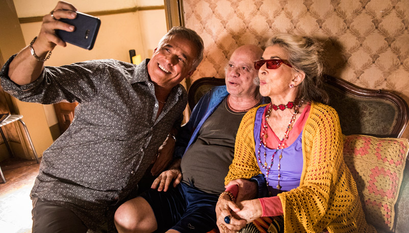 Oscar Magrini ao lado de Tonico Pereira e Betty Faria (Foto: Victor Pollak/TV Globo)