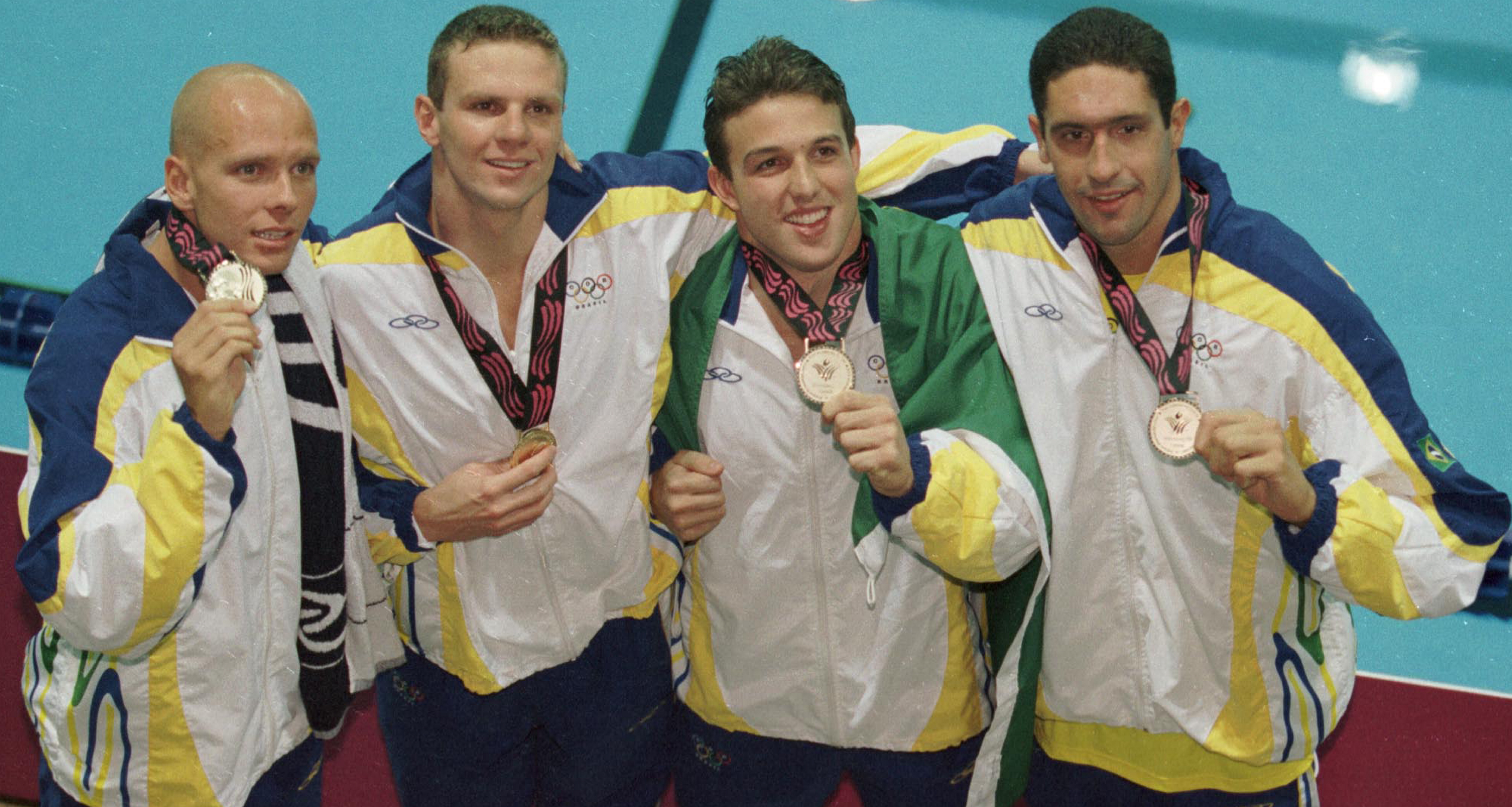 Cesar Quintaes (terceiro da esquerda para a direita) foi ouro com o revezamento 4x100m livre no Pan de Winnipeg/1999 (Foto: COB)
