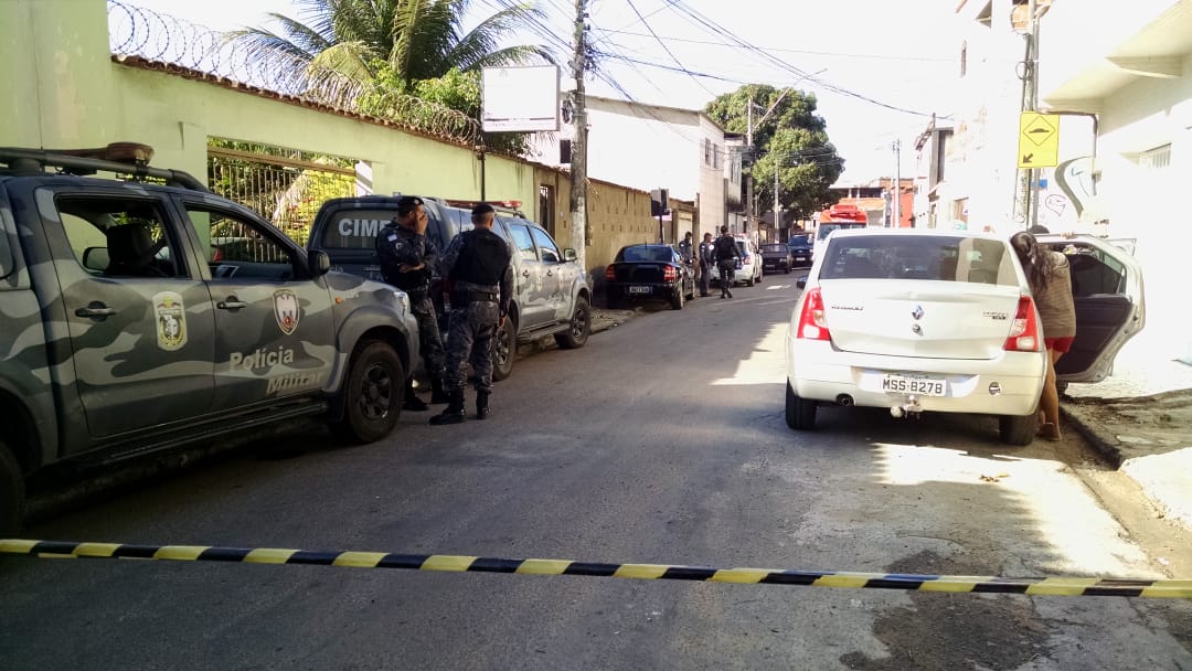 Segundo familiares, o pai está mantendo a filha em cárcere privado desde a meia noite e meia deste domingo (28) (Foto: Julia Afonso)