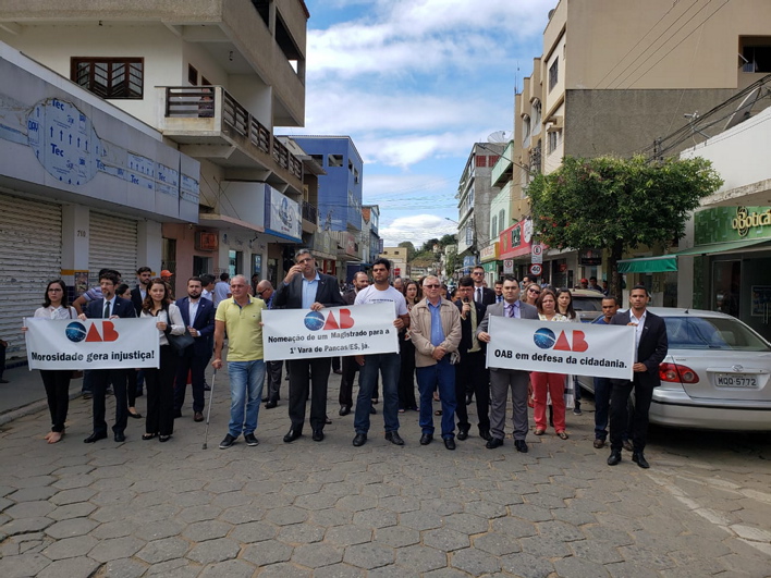 Protesto contou com a presença do presidente da OAB-ES, José Carlos Rizk Filho, do presidente da 1ª Subseção de Colatina, Cristiano Rossi Cassaro, entre outros juristas (Foto: Divulgação)