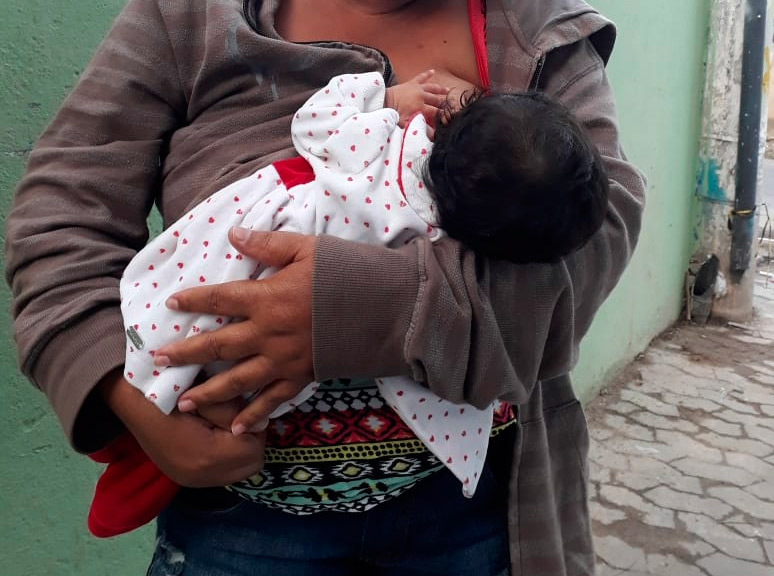 Lucimara com a filha no colo: tensão por mais de 16 horas (Foto: Patrícia Maciel)