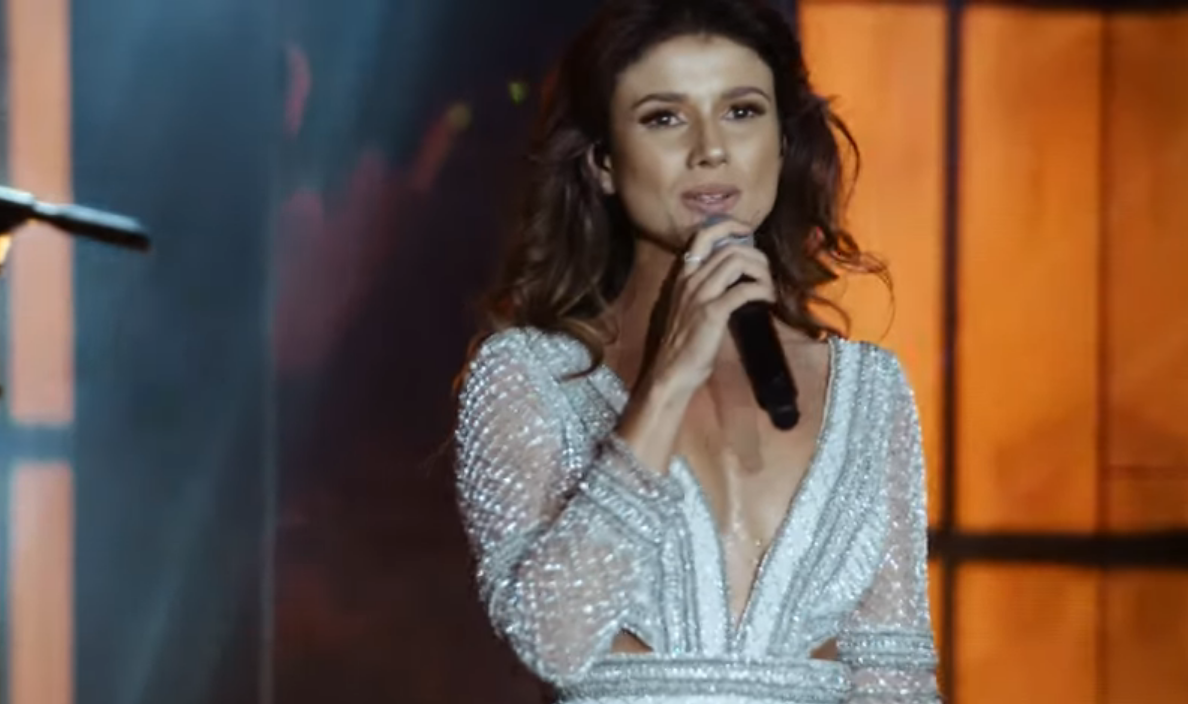 A cantora se emocionou com os fãs (Foto: Reprodução/YouTube)