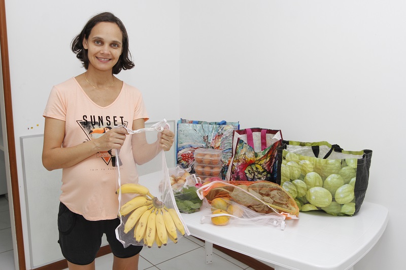 A dona de casa Tatielly Soares com as bolsas de tule (Foto: Fábio Nunes/ AT/ 29/06/19)