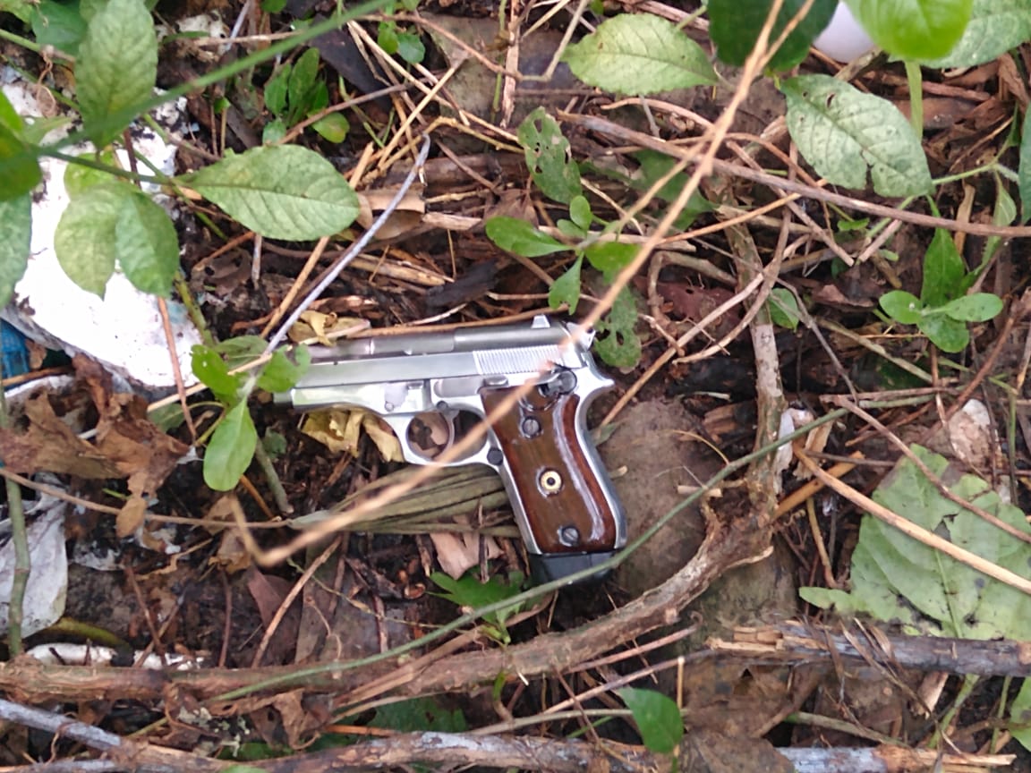 Uma pistola foi apreendida com um dos detidos durante operação realizada em Jaburuna (Foto: Guarda Municipal de Vila Velha/Divulgação)