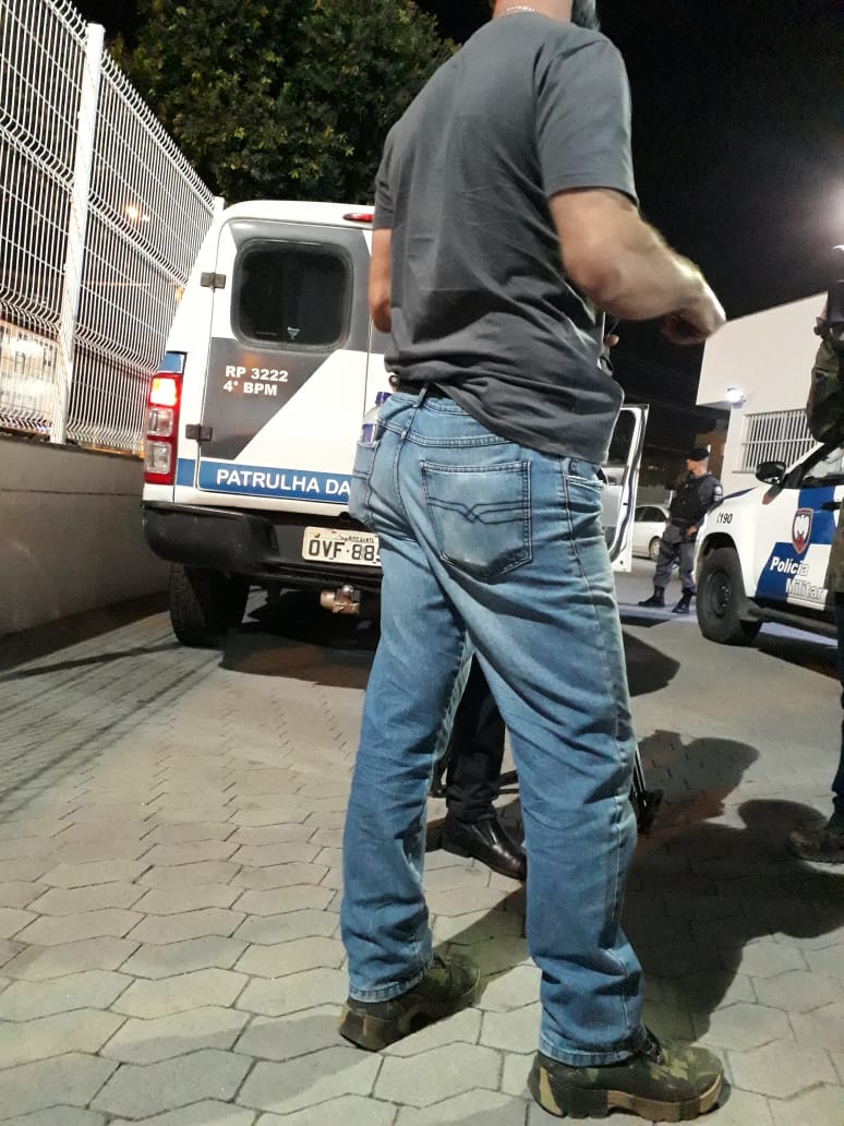 Policial surpreendeu e deteve um dos criminosos. (Foto: Patricia Maciel)