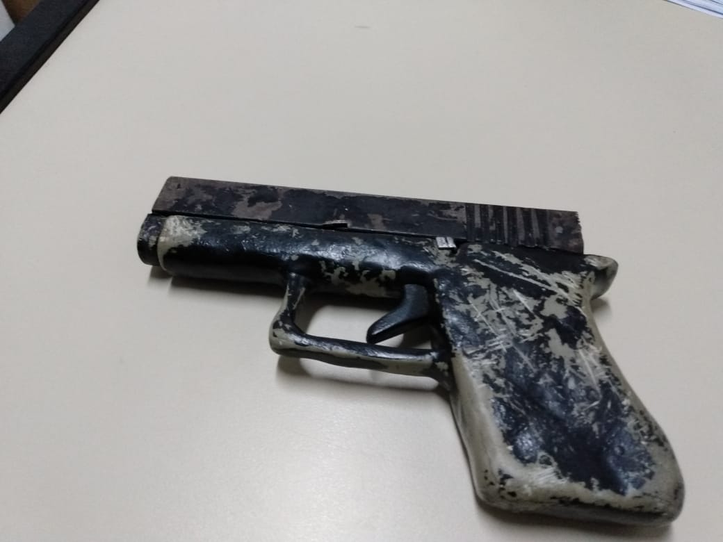 Simulacro de arma de fogo encontrado com suspeito (Foto: Divulgação/ PMES)