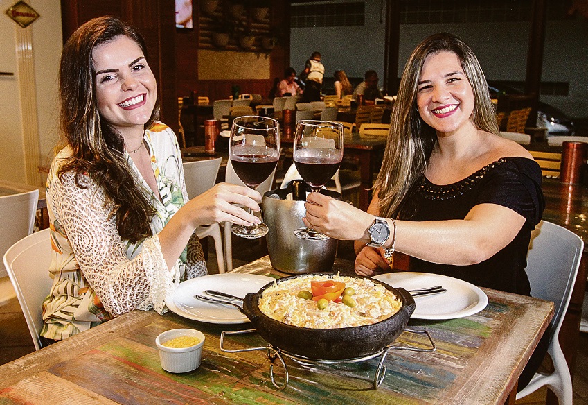 Carol Pinheiro de Araújo e Nathieli de Moura (blusa preta) experimentaram o espaguete com salmão com vinho branco no restaurante Caranguejo do Assis (Foto: Beto Morais/AT)