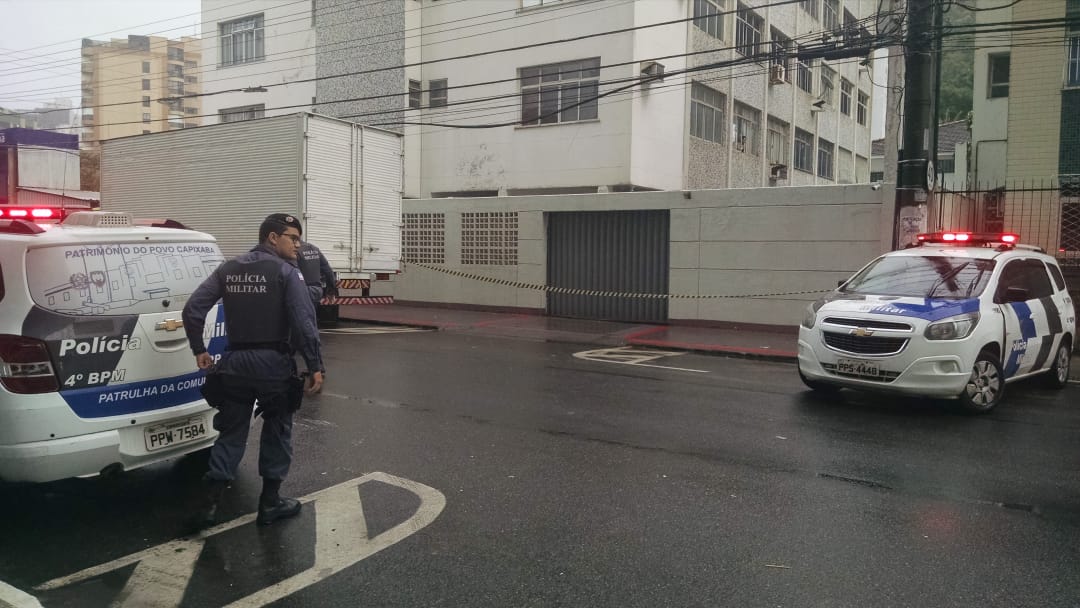 Prédio onde o cabo da PM efetuou os disparos na noite de domingo (28). (Foto: Júlia Afonso)
