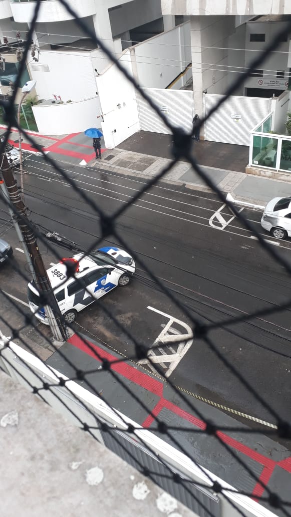 Polícia Militar está em frente ao prédio na manhã desta segunda *(29), na Praia da Costa, em Vila Velha (Foto: Foto do leitor)