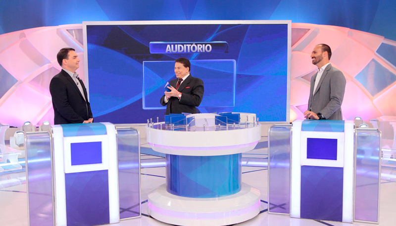 Flávio e Eduardo Bolsonaro participam de programa com Sílvio Santos (Foto: Lourival Ribeiro/SBT)