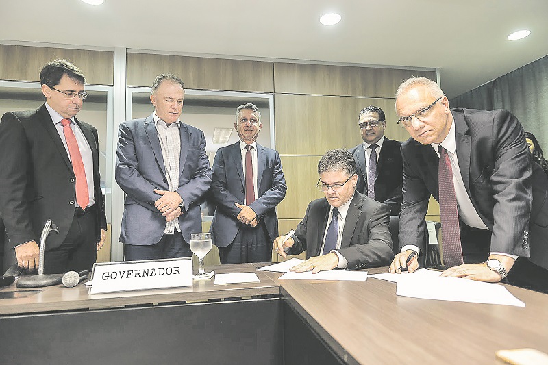 Álvaro Duboc, Renato Casagrande, Brasílio Caldeira, José Arruda, Jairo Souza e Roberto Sá assinaram convênio (Foto: Divulgação)