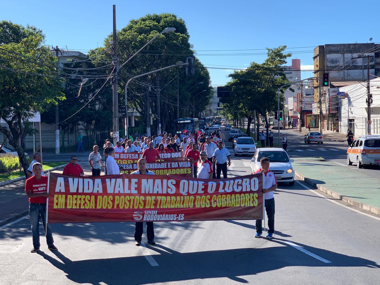 Manifestantes na avenida Vitória (Foto: Kadidja Fernandes/ AT/ 01/07/19)