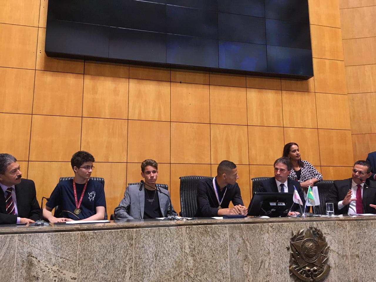 Os jogadores Israel e Richarlison durante homenagem na Assembleia (Foto: Thiago Sobrinho)