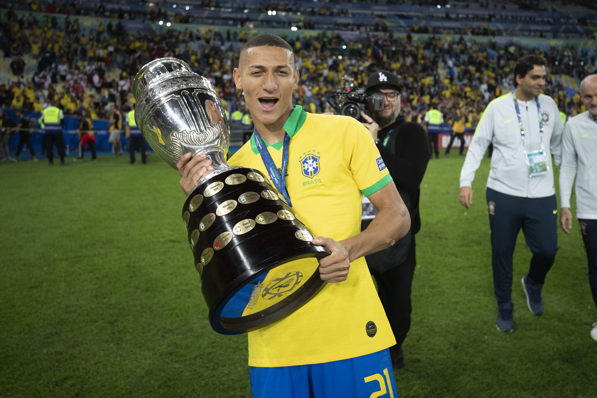Richarlison com a taça da Copa América (Foto: Lucas Figueiredo - CBF)