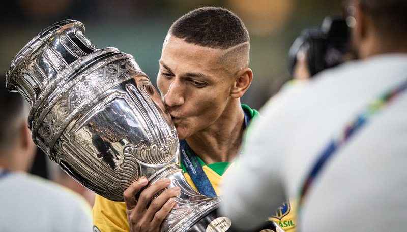 Richarlison beija a taça de campeão da Copa América (Foto: Felipe Moreno / MoWA Press)