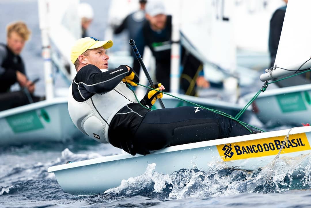 O veterano encerrou a participação no Mundial da Classe Laser, em Sakaiminato, no Japão, em 12º lugar (Foto: Reprodução/Instagram/@zdlsports)