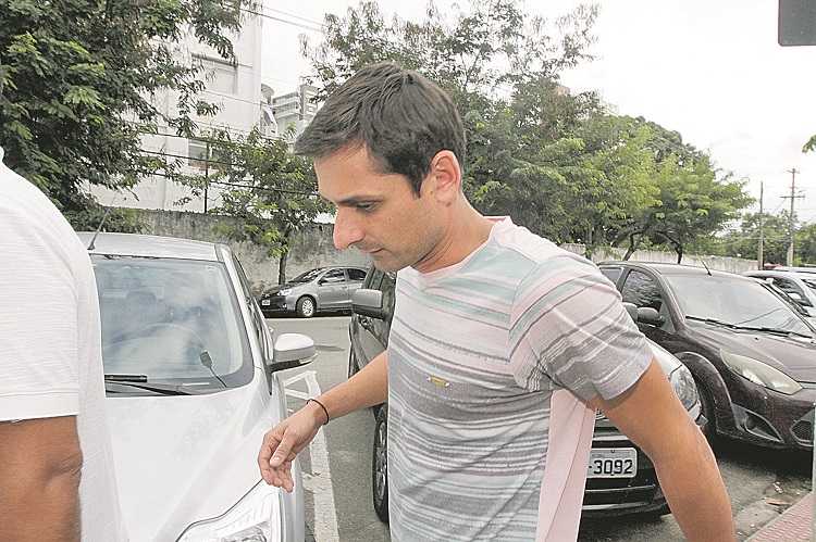 Rodrigo Girardi, no dia em que fez exames no Departamento Médico Legal de Vitória. Ele foi preso horas depois (Foto: Kadidja Fernandes/AT)