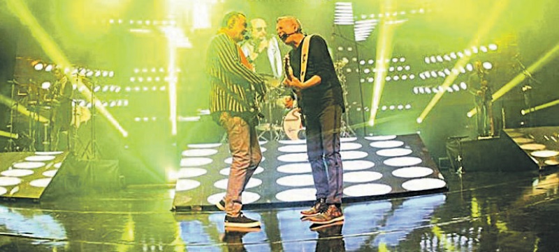 No cenário, jogos de luzes no show “As Novas do Roupa” (Foto: Divulgação/Facebook)