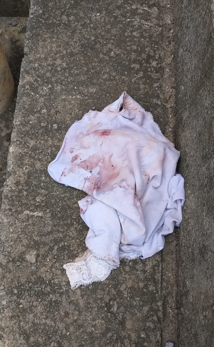 Roupa ensanguentada da jovem encontrada na casa (Foto: Divulgação/PCES)