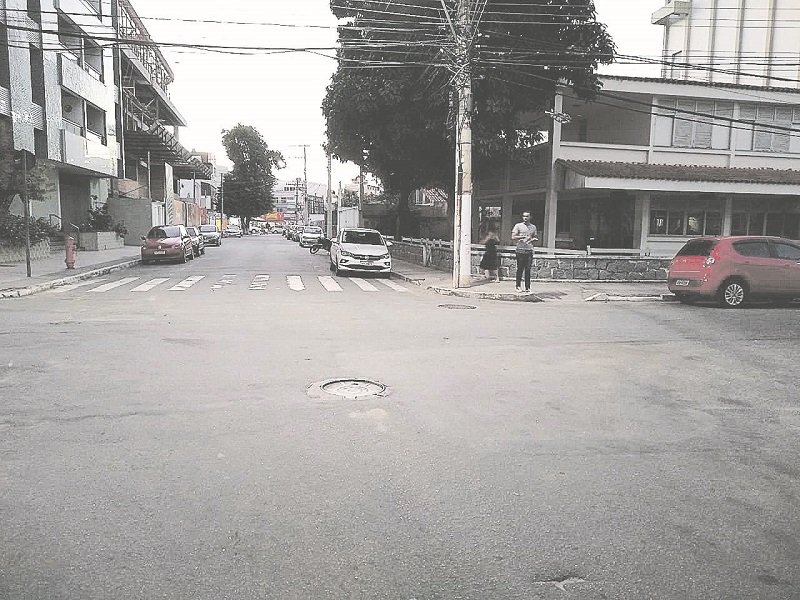 Rua Lindolfo Mascarenhas tem imóvel abandonado, mas Prefeitura de Guarapari garante que monitora o local (Foto: Roberta Bourguignon)