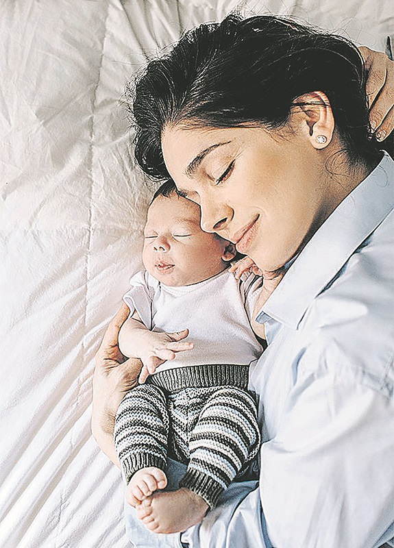 Sabrina Petraglia e Gael, que nasceu após cesariana de emergência. (Foto: Divulgação)
