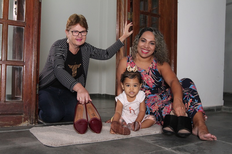 (Cecília deixa o calçado do lado de fora quando vai à casa da nora, Viviana, na foto com a filha Laura: prevenção - Foto: Beto Morais/AT)
