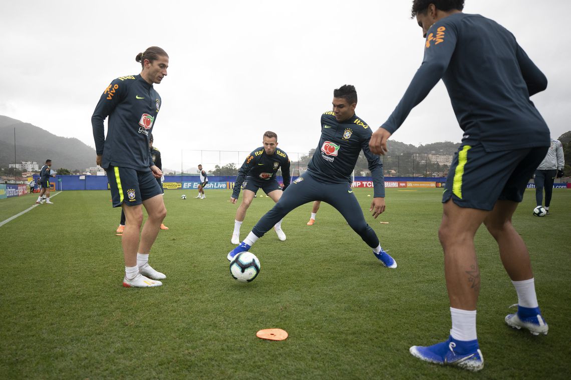 O técnico Tite contou com todos os 23 convocados à disposição em campo (Foto: Lucas Figueiredo/ CBF)