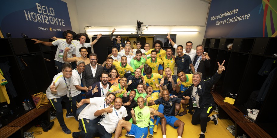 Jogadores e comissão técnica comemoram a vitória (Foto: Lucas Figueiredo/ CBF)