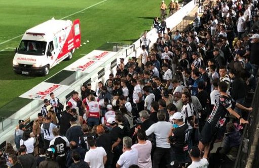 Torcedor foi socorrido pela ambulância do estádio (Foto: Reprodução / PG News)