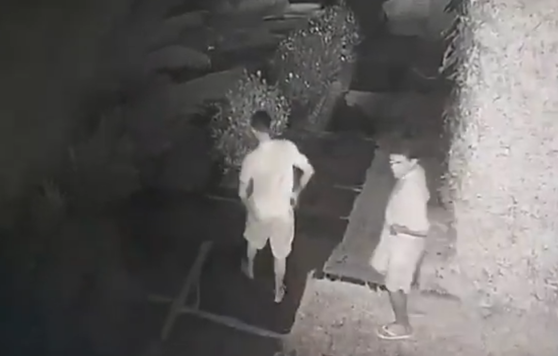 Homens são flagrados observando a casa de Marcos do Val (Foto: Reprodução/Circuito de imagens)