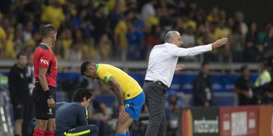 Tite durante o jogo entre Brasil e Argentina (Foto: Lucas Figueiredo/ CBF)